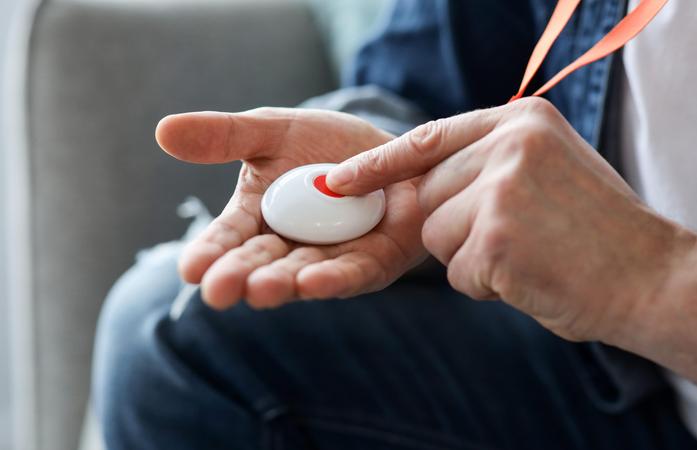 Sécurité des personnes âgées : mesures et innovations pour un quotidien plus sûr